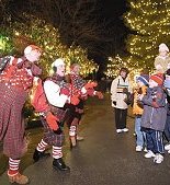Click to see a larger photo of the rapping elf ensemble from 2006.